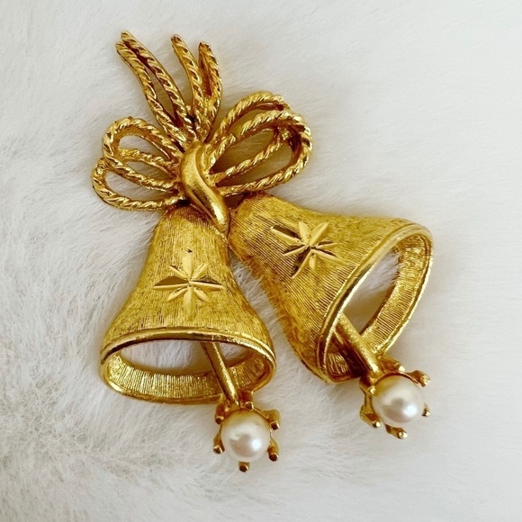 Mamselle Jewelry - Vintage Mamselle Women Gold Christmas Bells with Pearl Pin Holiday Brooch